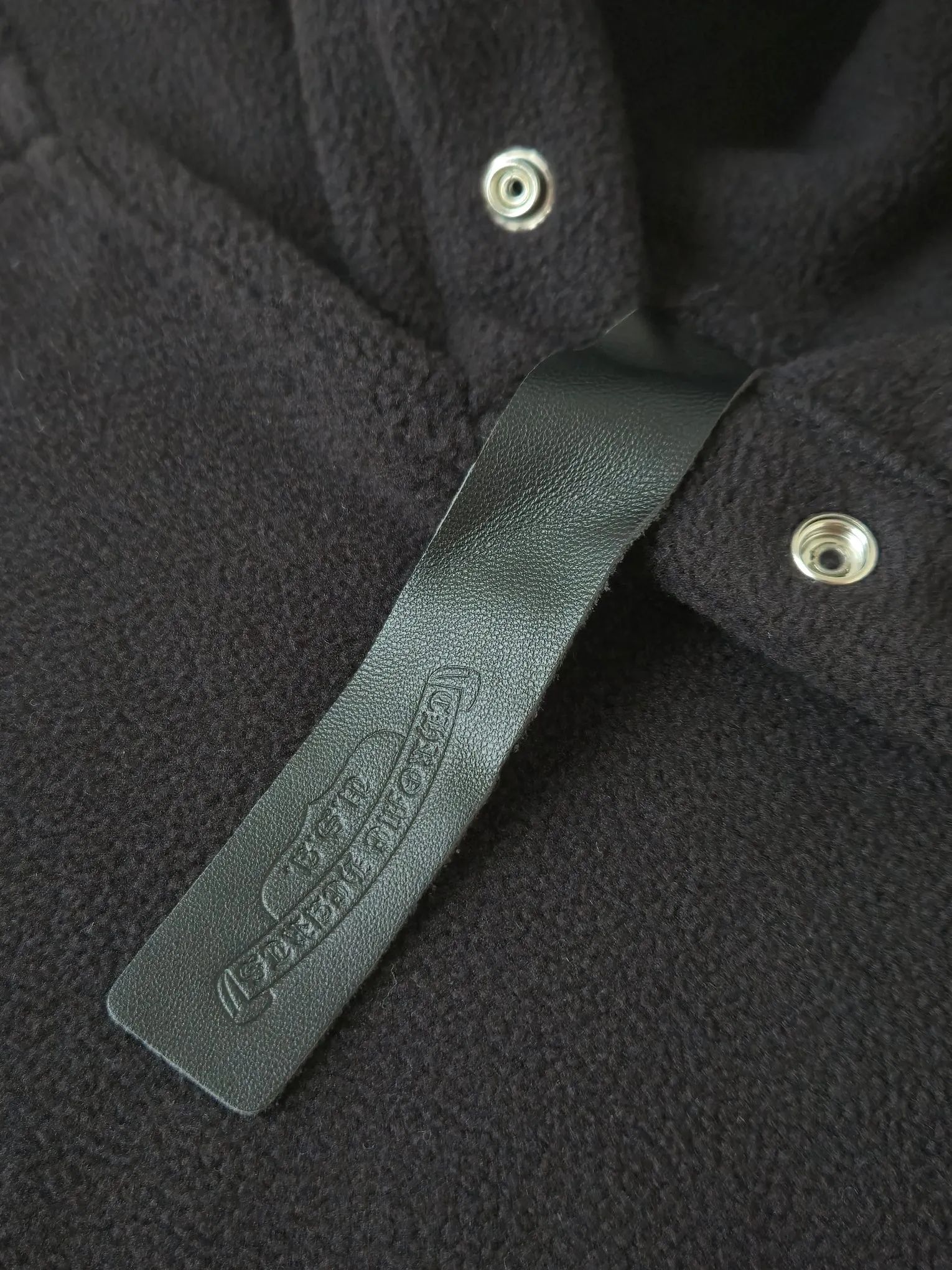 P420 Embroidered double-sided brushed polar fleece hooded sweatshirt is rare in Chrome Heart's selection of materials. It uses terry and brushed fabrics to make it softer and warmer. Classic horseshoe embroidery on the chest. Made of imported lambskin. The crusader flower snap buttons on the collar and the melon beads on the hem are all genuine antique silver. Size S M L